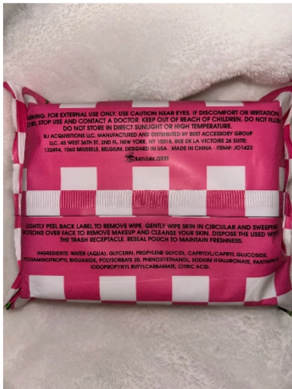 Betsey Johnson Pink Cherry Hyaluronic Acid + B5 Cleansing Facial Wipes - Picture 2 of 2
